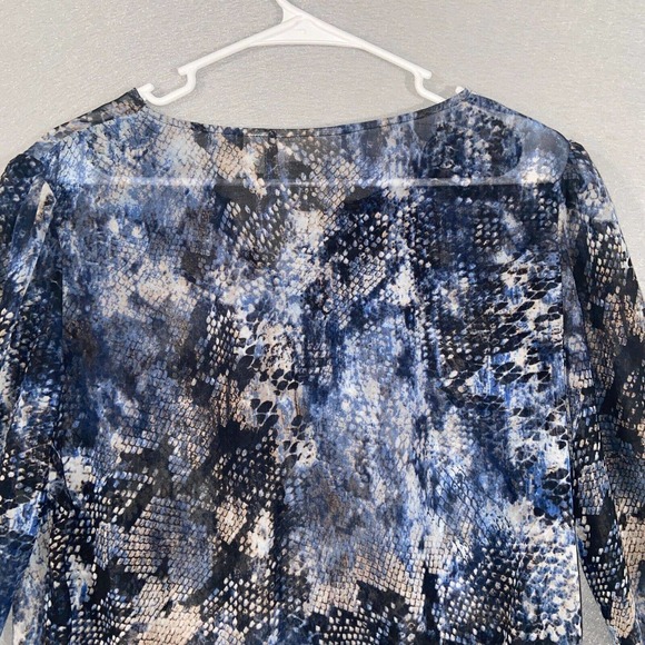 Chicos Blouse Womens 0 Black Blue Animal Print 3/4 Sleeve Sheer Buttons Fitted - Picture 9 of 14